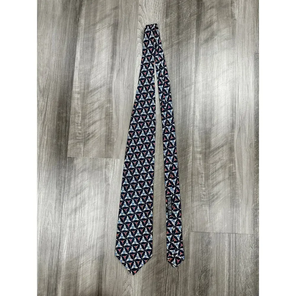 Brioni Geometric Triskelion Tessellation Made in Italy Silk Tie Navy — Size OS